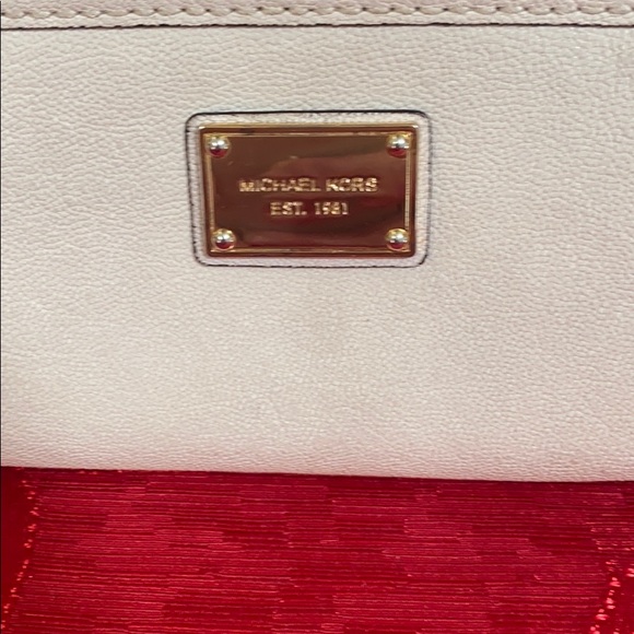 Michael Kors cream wallet with gold hardware - Picture 7 of 7